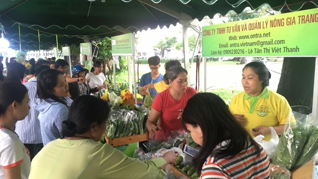 Khai trương Phiên chợ nông sản an toàn tại Công viên Lê Văn Tám