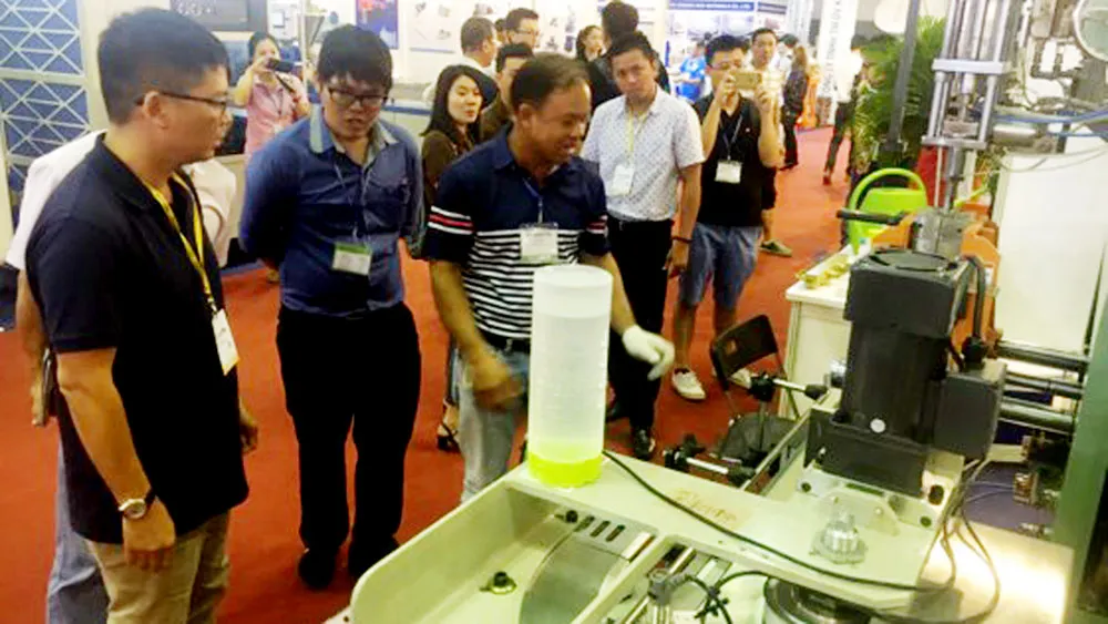 Khách tham quan máy công nghiệp nhựa