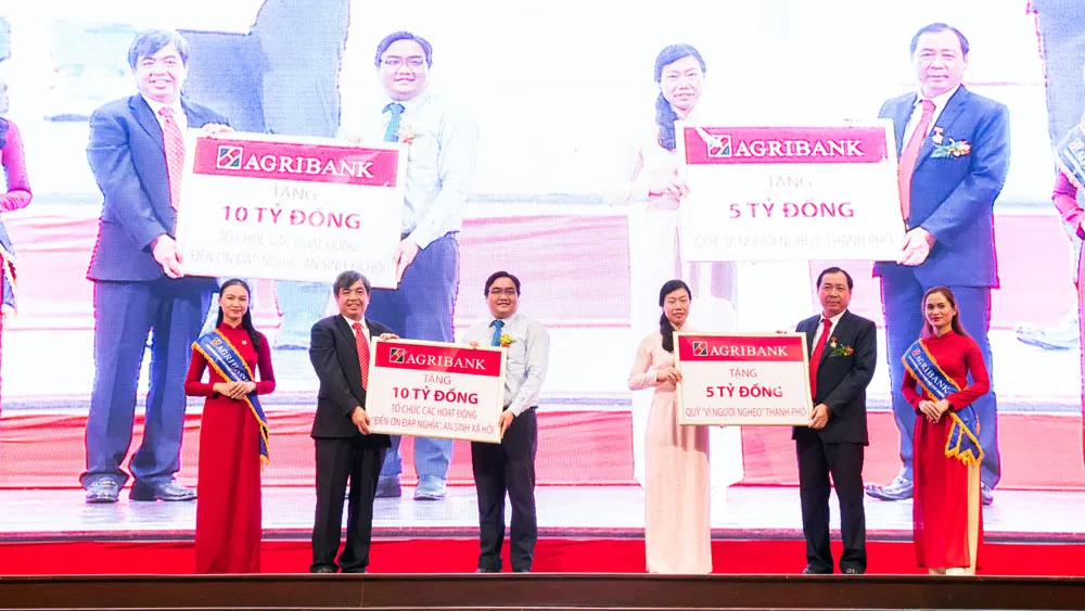 UBND TPHCM trao tặng cờ truyền thống cho Agribank khu vực TPHCM ảnh 1 UBND TPHCM trao tặng cờ truyền thống cho Agribank khu vực TPHCM ảnh 1