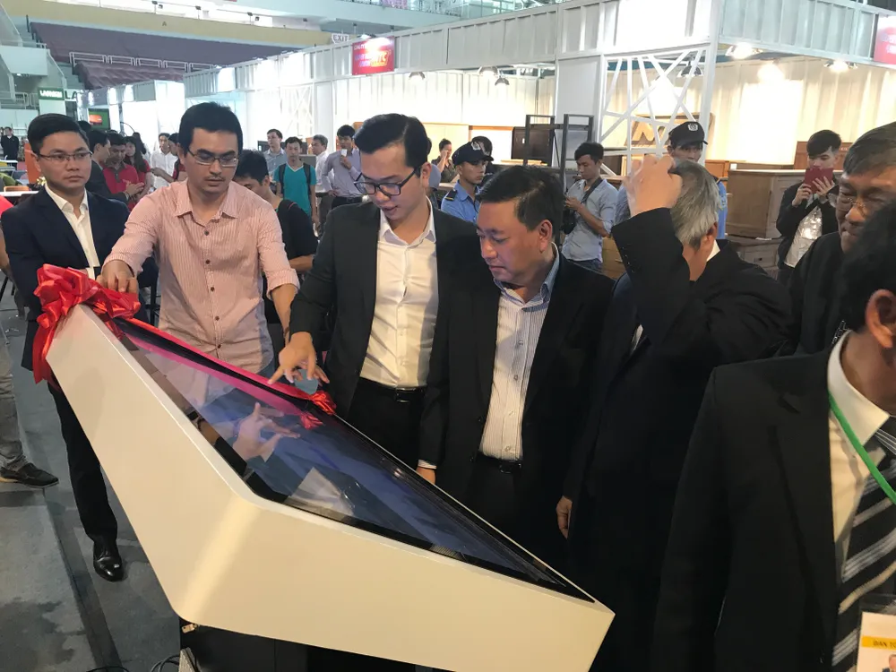 Ông Phạm Thành Kiên, Giám đốc Sở Công Thương TPHCM cùng với Hawa tham quan gian hàng