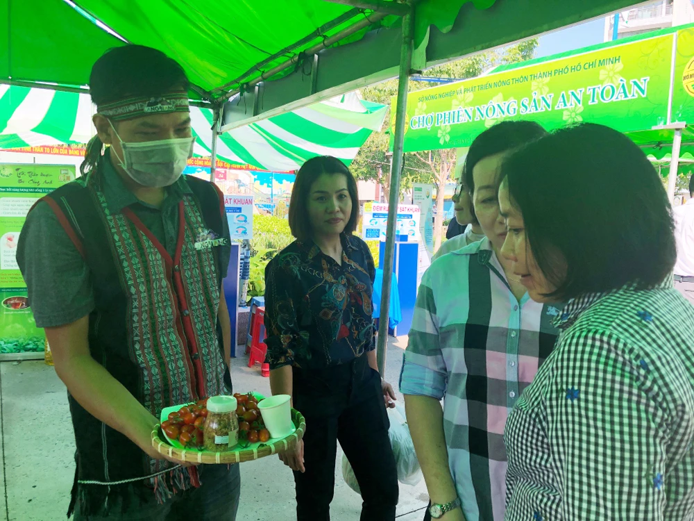 Khai mạc Chợ phiên nông sản an toàn quận Tân Phú ảnh 1 Khai mạc Chợ phiên nông sản an toàn quận Tân Phú ảnh 1