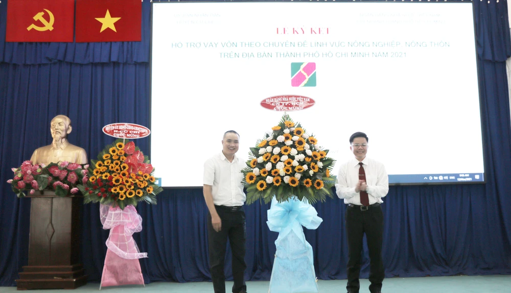 Đại diện Ngân hàng Agribank ký kết hỗ trợ vay vốn nông nghiệp trên địa bàn huyện Củ Chi