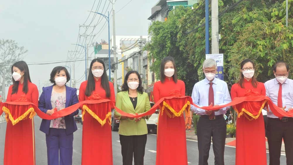 Lãnh đạo TPHCM cắt băng khánh thành. Ảnh: CAO THĂNG