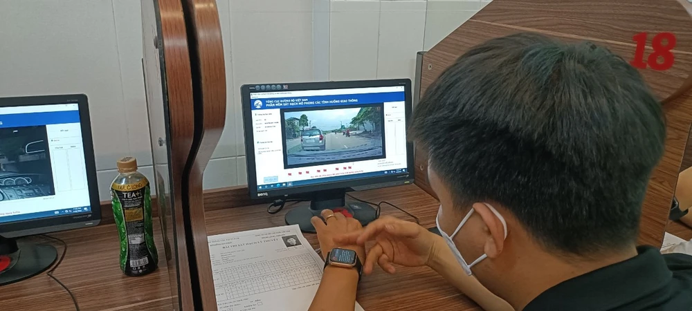TPHCM có hơn 40% thí sinh rớt trong lần thi mô phỏng ô tô đầu tiên ảnh 2 TPHCM có hơn 40% thí sinh rớt trong lần thi mô phỏng ô tô đầu tiên ảnh 2