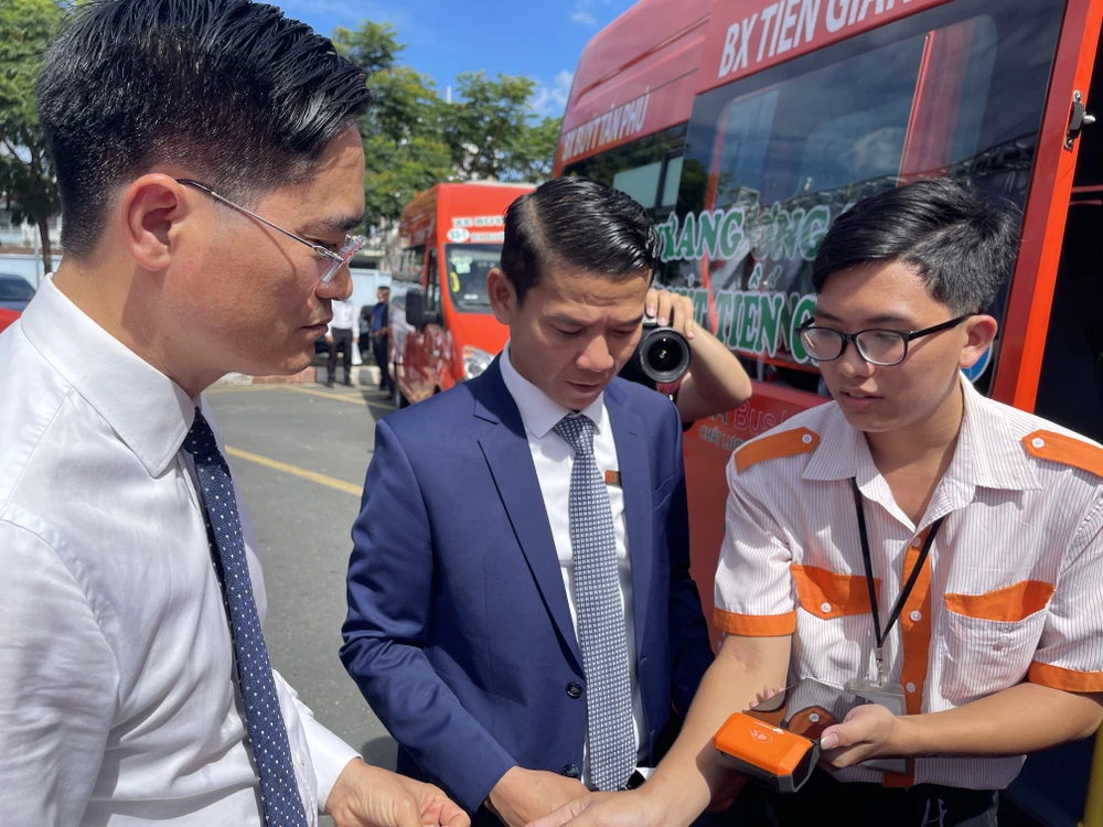 Xe buýt liên tỉnh TPHCM đi Tiền Giang có trang bị wifi miễn phí ảnh 3 Xe buýt liên tỉnh TPHCM đi Tiền Giang có trang bị wifi miễn phí ảnh 3