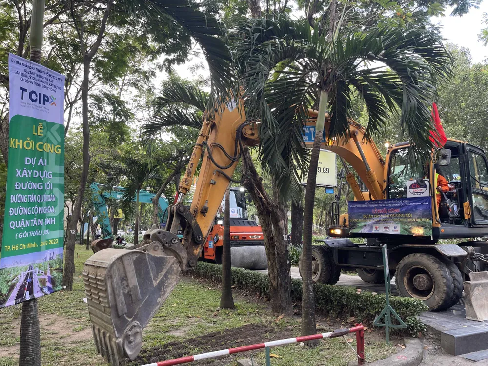 Các máy xúc đang tiến hành khởi công dự án Các máy xúc đang tiến hành khởi công dự án