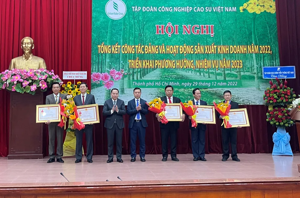 Các doanh nghiệp nhận Huân Chương lao động hạng Nhì và hạng Ba tại hội nghị