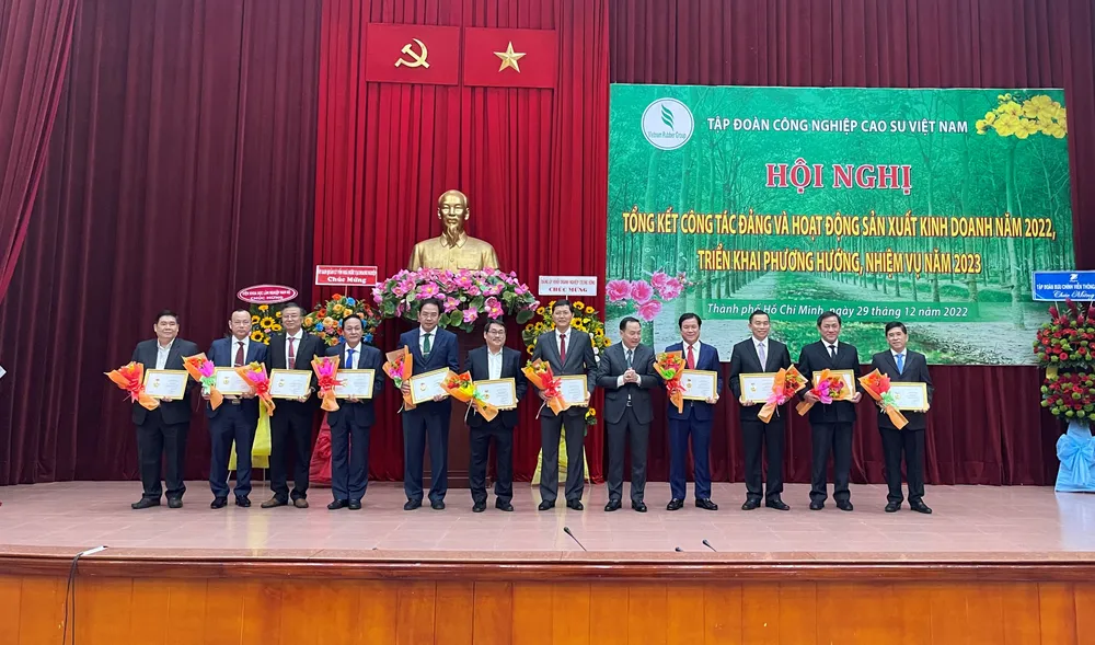 Trao tặng kỷ niệm chương cho các doanh nghiệp, cá nhân