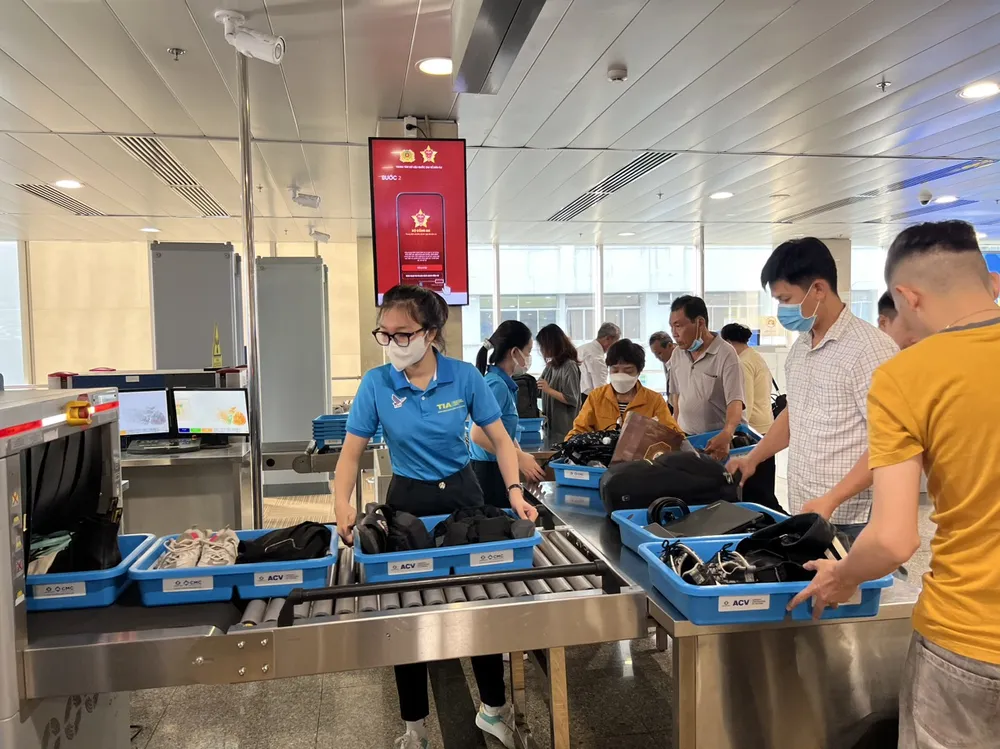 Đoàn thanh niên tham gia hỗ trợ hành khách vào những ngày cao điểm Tết Dương lịch