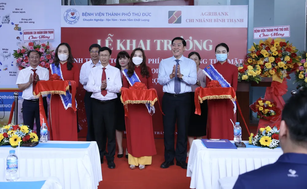 Các đại biểu cắt băng khai trương kênh thanh toán viện phí không dùng tiền mặt qua mã QR động. Các đại biểu cắt băng khai trương kênh thanh toán viện phí không dùng tiền mặt qua mã QR động.