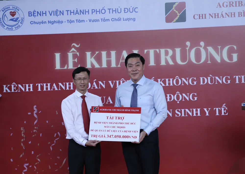 Ông Nguyễn Huy Hào – Phó Giám đốc phụ trách Agribank CN Bình Thạnh (trái) và TS.BS Vũ Trí Thanh – Phó Giám đốc Bệnh viện TP. Thủ Đức nhận tài trợ cho bệnh viện. Ông Nguyễn Huy Hào – Phó Giám đốc phụ trách Agribank CN Bình Thạnh (trái) và TS.BS Vũ Trí Thanh – Phó Giám đốc Bệnh viện TP. Thủ Đức nhận tài trợ cho bệnh viện.