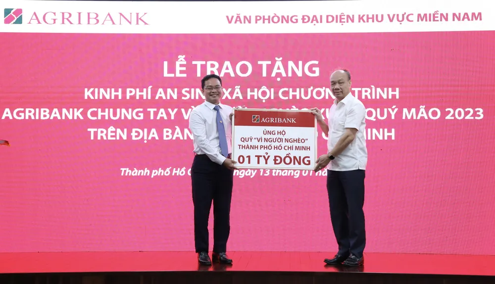 Ông Nguyễn Minh Trí - Thành viên Hội đồng thành viên Agribank, Trưởng Văn phòng đại diện khu vực miền Nam (phải) và ông Phạm Minh Tuấn - Phó Chủ tịch Uỷ ban MTTQ Việt Nam - TPHCM trao nhận biểu trưng tài trợ an sinh xã hội trị giá 1 tỷ đồng.