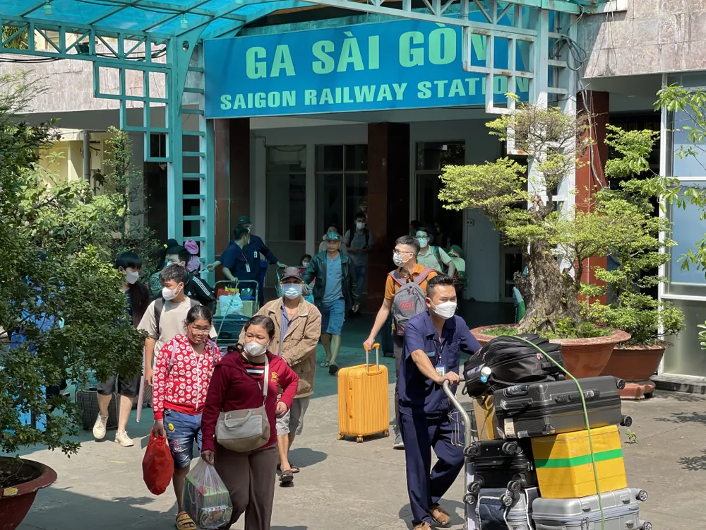 Nhiều người mang hành lý lỉnh kỉnh