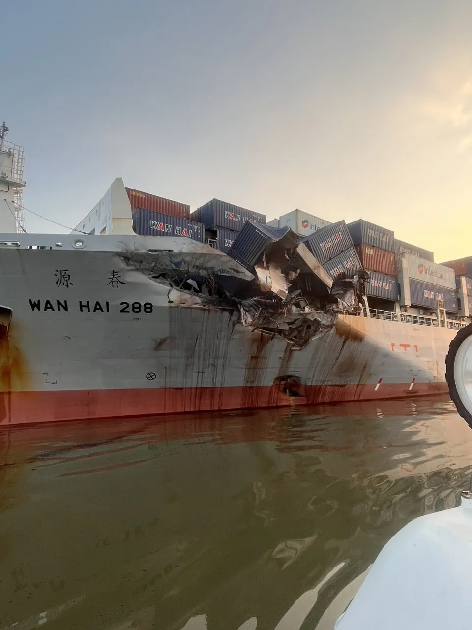 Hàng hoá trên tàu bị hư hỏng sau vụ va chạm Hàng hoá trên tàu bị hư hỏng sau vụ va chạm