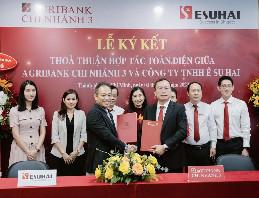 Đại diện Agribank Chi nhánh 3 và Công ty ESUHAI ký kết thỏa thuận hợp tác toàn diện