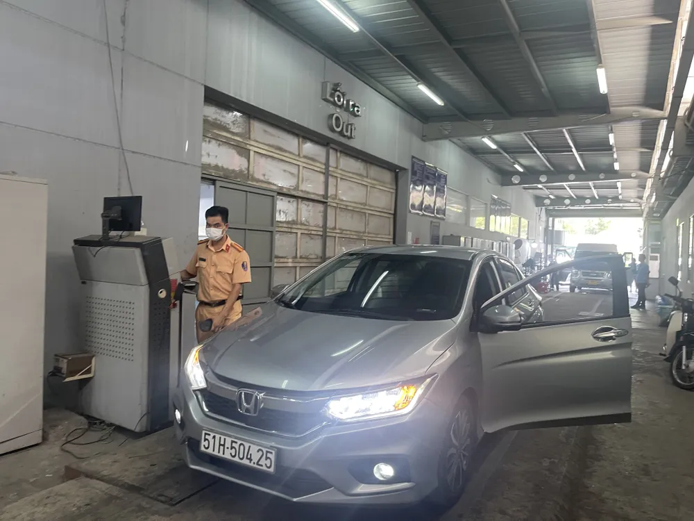 CSGT hỗ trợ đăng kiểm tại Trung tâm Đăng kiểm xe cơ giới 50-05V chi nhánh Hồng Hà (quận Tân Bình)