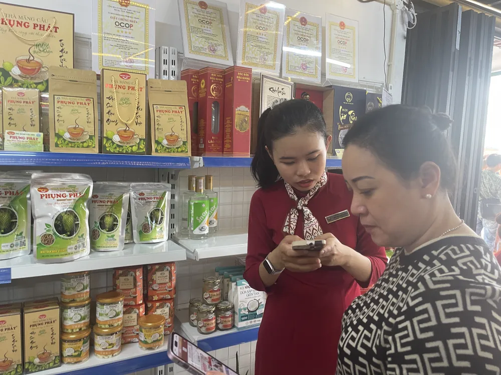 Nhân viên hướng dẫn khách hàng mua sắm trên sàn Nhân viên hướng dẫn khách hàng mua sắm trên sàn