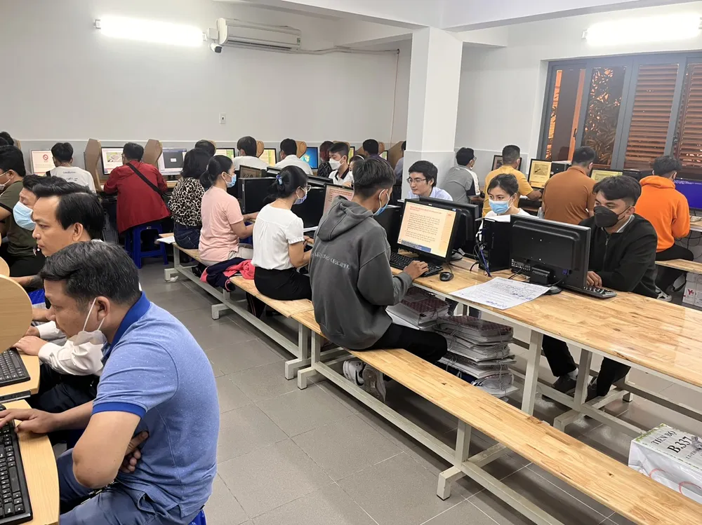 Trường Trung cấp giao thông Tiến Bộ tổ chức thi lý thuyết xe máy