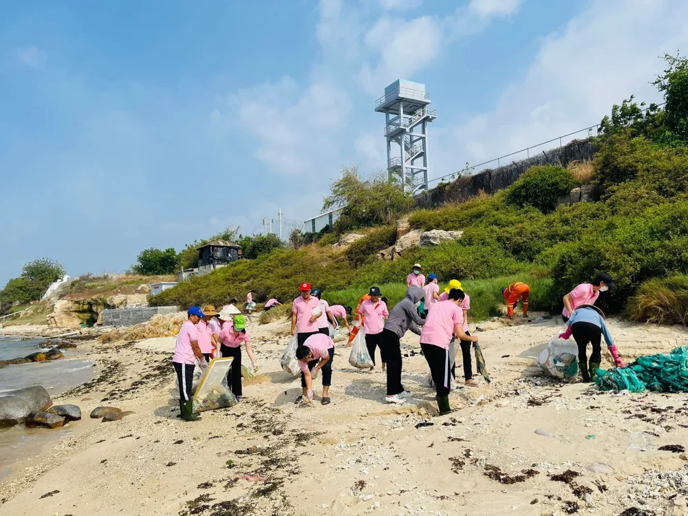 Tập thể nhân viên nhà máy, trang trại tham gia vệ sinh Ngày Trái đất Tập thể nhân viên nhà máy, trang trại tham gia vệ sinh Ngày Trái đất