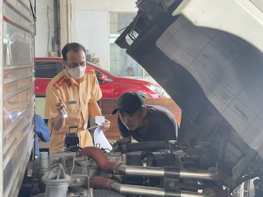 Lực lượng CSGT hỗ trợ tại trung tâm 50-07V (quận Bình Tân)