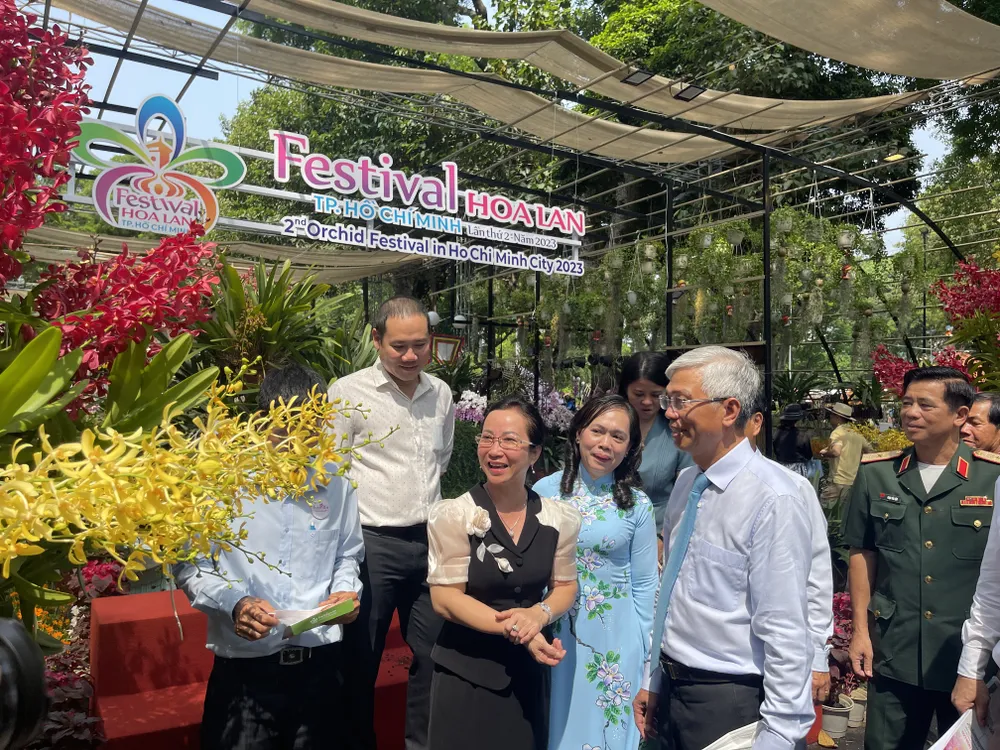 Phó Chủ tịch UBND TPHCM Võ Văn Hoan tham quan gian hàng Phó Chủ tịch UBND TPHCM Võ Văn Hoan tham quan gian hàng