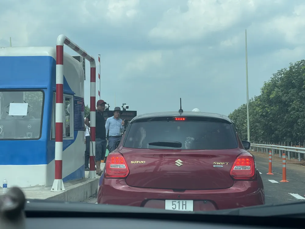 Nhiều phương tiện ùn tắc kéo dài hơn 2km Nhiều phương tiện ùn tắc kéo dài hơn 2km