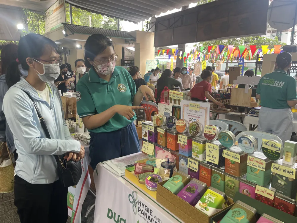 Phiên chợ có sự tham gia của nhiều sản phẩm đạt OCOP của các tỉnh Phiên chợ có sự tham gia của nhiều sản phẩm đạt OCOP của các tỉnh