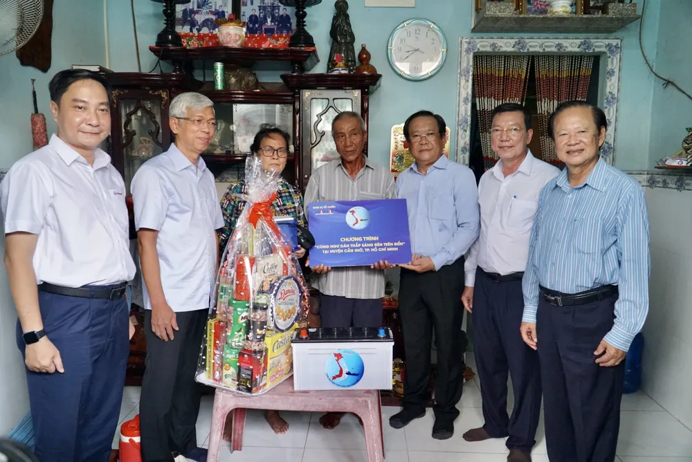 Trao bộ quà tặng cho ngư dân huyện Cần Giờ