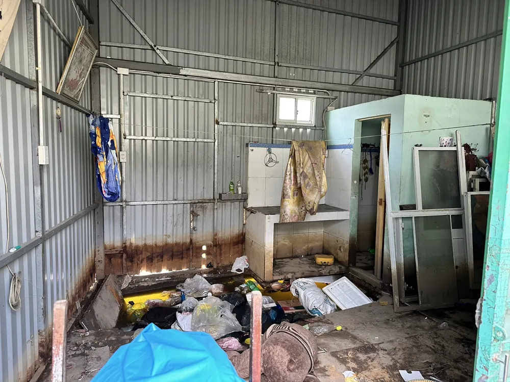 Nhiều nhà dân bị nghiêng về phía kênh Nhiều nhà dân bị nghiêng về phía kênh