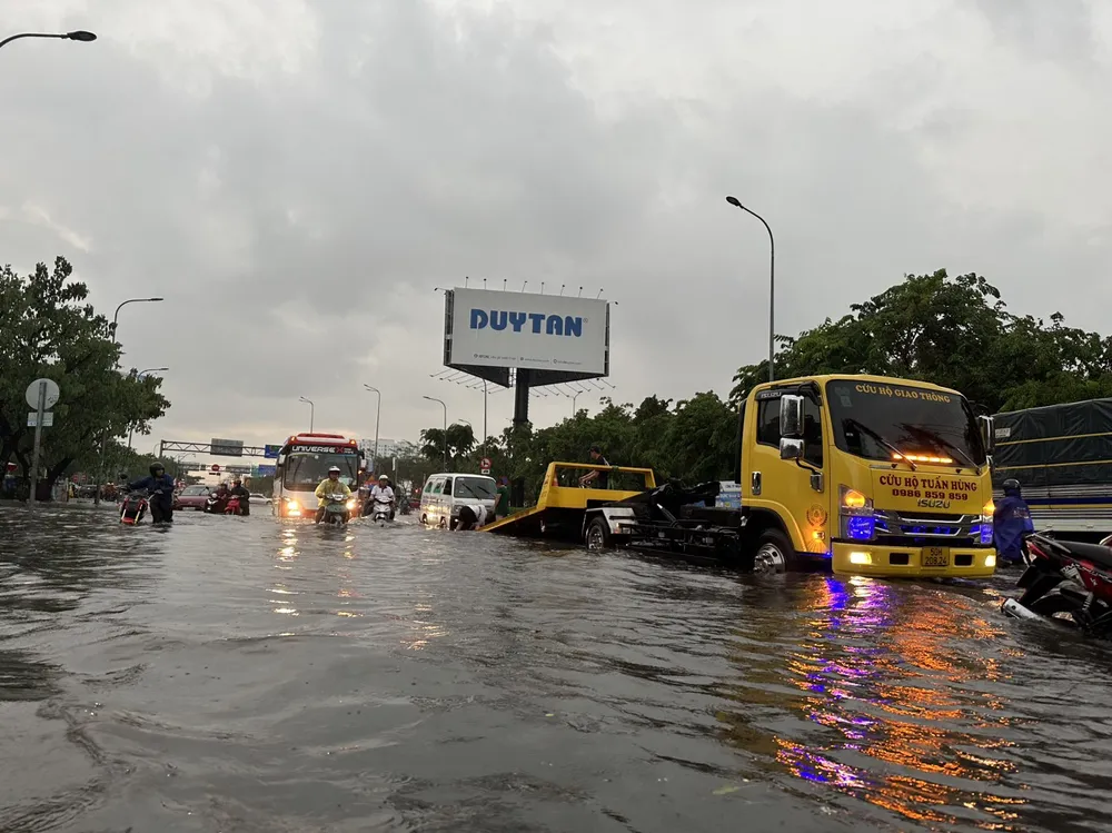 Đường Hồ Ngọc Lãm (quận Bình Tân) ngập sâu Đường Hồ Ngọc Lãm (quận Bình Tân) ngập sâu
