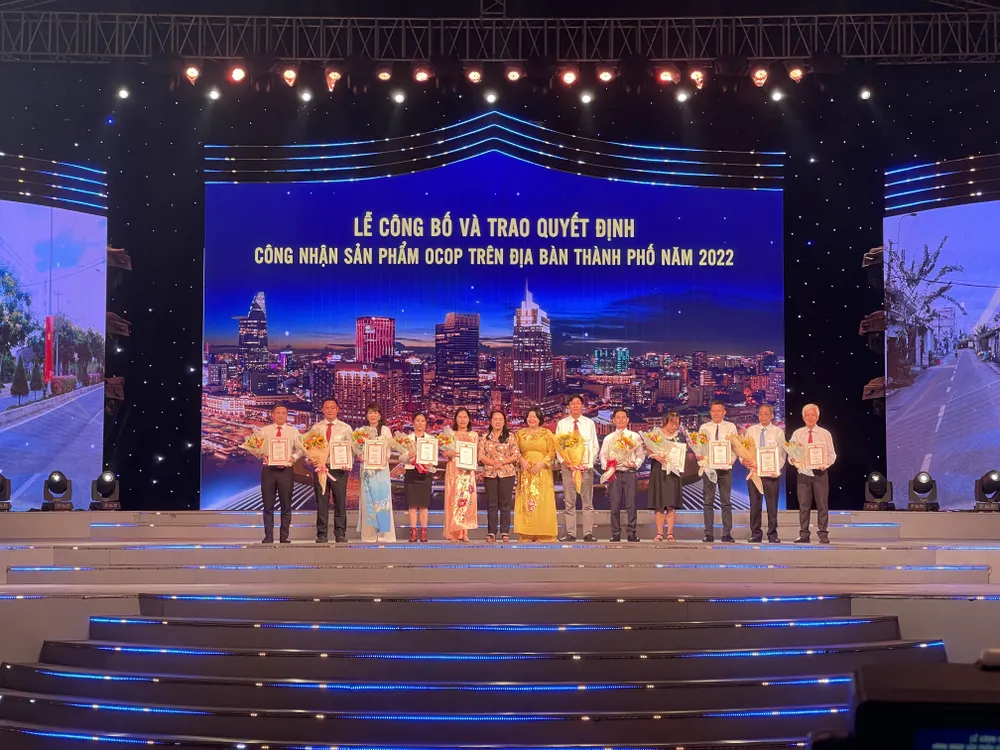 Trao giấy chứng nhận cho các doanh nghiệp