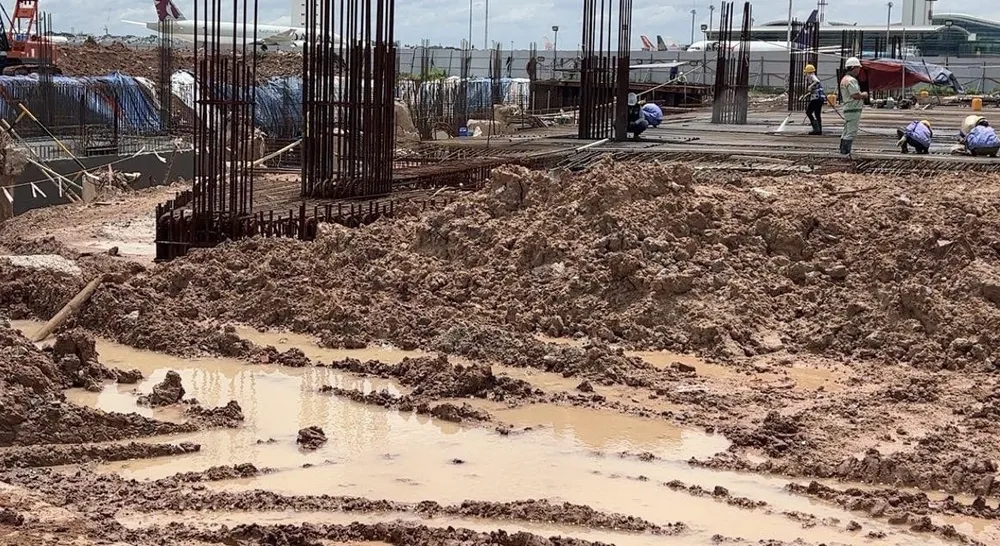 Các công nhân đang gia cố lại công trình nhà ga T3