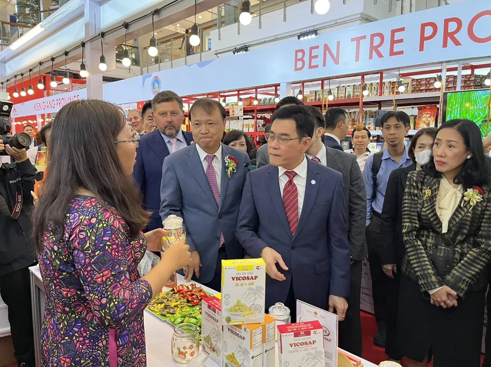 Ông Jurin Laksanawisit, Phó Thủ tướng, Bộ Trưởng Bộ Thương mại Thái Lan tham quan các gian hàng Việt Nam