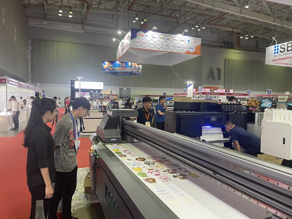 Nhiều thiết bị công nghệ quảng cáo hiện đại trưng bày tại hội nghị Nhiều thiết bị công nghệ quảng cáo hiện đại trưng bày tại hội nghị