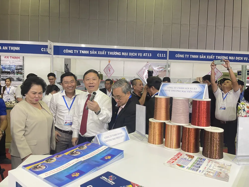 Phó Chủ tịch UBND TPHCM Dương Anh Đức tham quan các gian hàng tại triển lãm Phó Chủ tịch UBND TPHCM Dương Anh Đức tham quan các gian hàng tại triển lãm