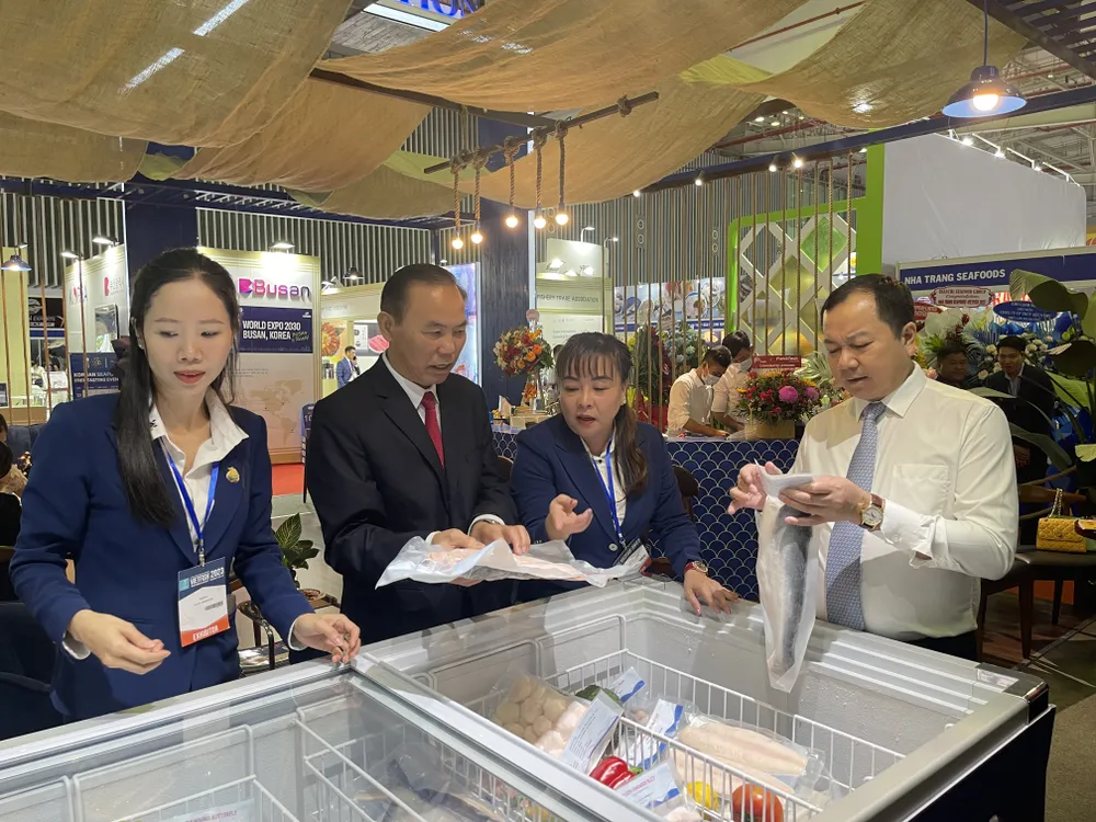 Ông Phùng Đức Tiến, Thứ trưởng Bộ NN-PTNT tham quan gian hàng Ông Phùng Đức Tiến, Thứ trưởng Bộ NN-PTNT tham quan gian hàng