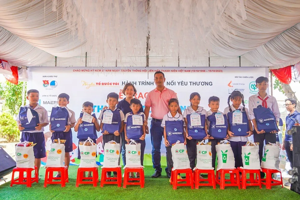 Các nhà tài trợ trao tặng quà cho học sinh có hoàn cảnh khó khăn Các nhà tài trợ trao tặng quà cho học sinh có hoàn cảnh khó khăn