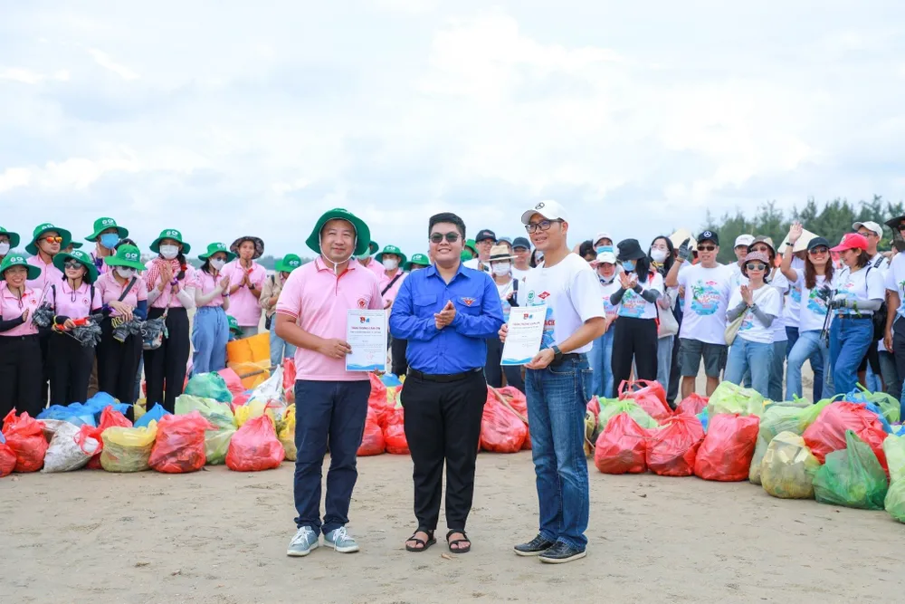 Đại diện địa phương gửi lời cảm ơn và trao giấy chứng nhận cho công ty Đại diện địa phương gửi lời cảm ơn và trao giấy chứng nhận cho công ty