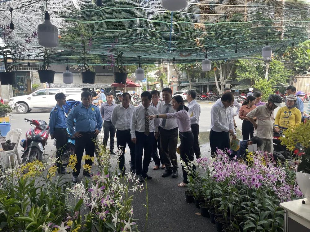 Khu trưng bày giới thiệu các giống hoa lan (Mokara, Dendrobium, Cattleya, ...), các loại cây giống, hoa lan đặc sắc, hoa nền; trưng bày các tiểu cảnh bonsai, các cây bonsai các tác phẩm bonsai đặc sắc của các nghệ nhân. Khu trưng bày giới thiệu các giống hoa lan (Mokara, Dendrobium, Cattleya, ...), các loại cây giống, hoa lan đặc sắc, hoa nền; trưng bày các tiểu cảnh bonsai, các cây bonsai các tác phẩm bonsai đặc sắc của các nghệ nhân.