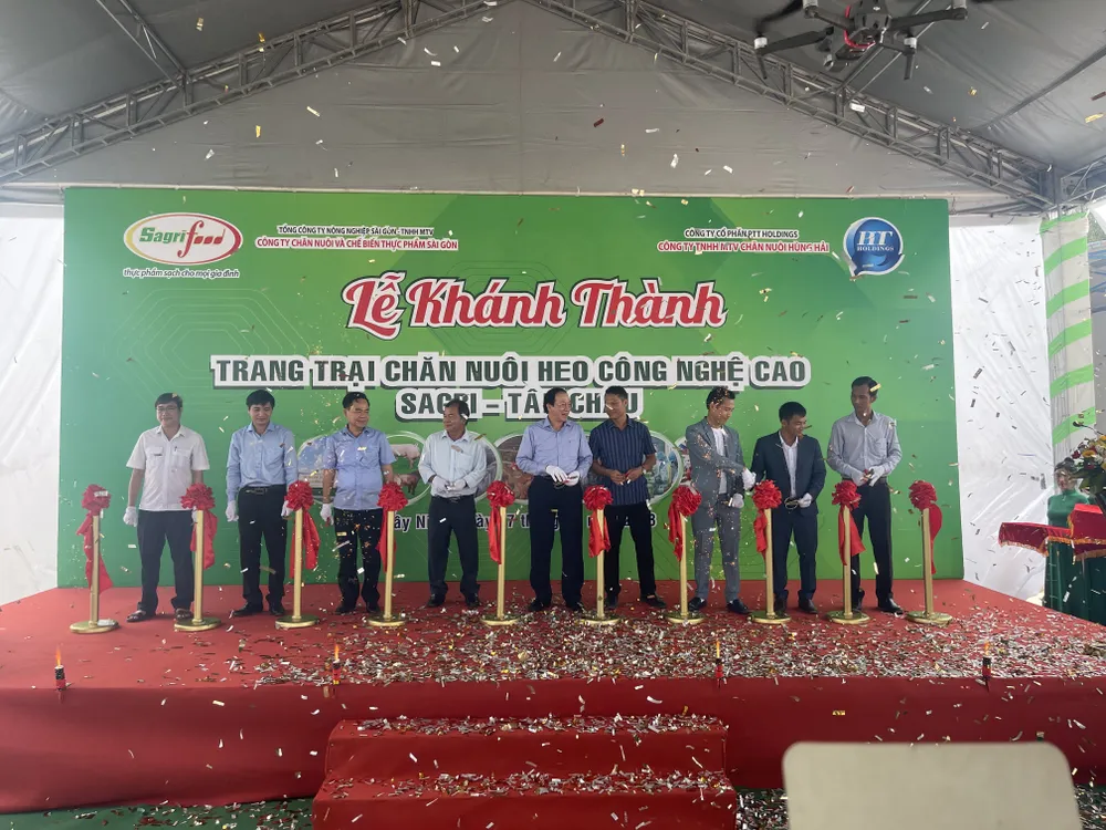 Các đại biểu cắt băng khánh thành Các đại biểu cắt băng khánh thành