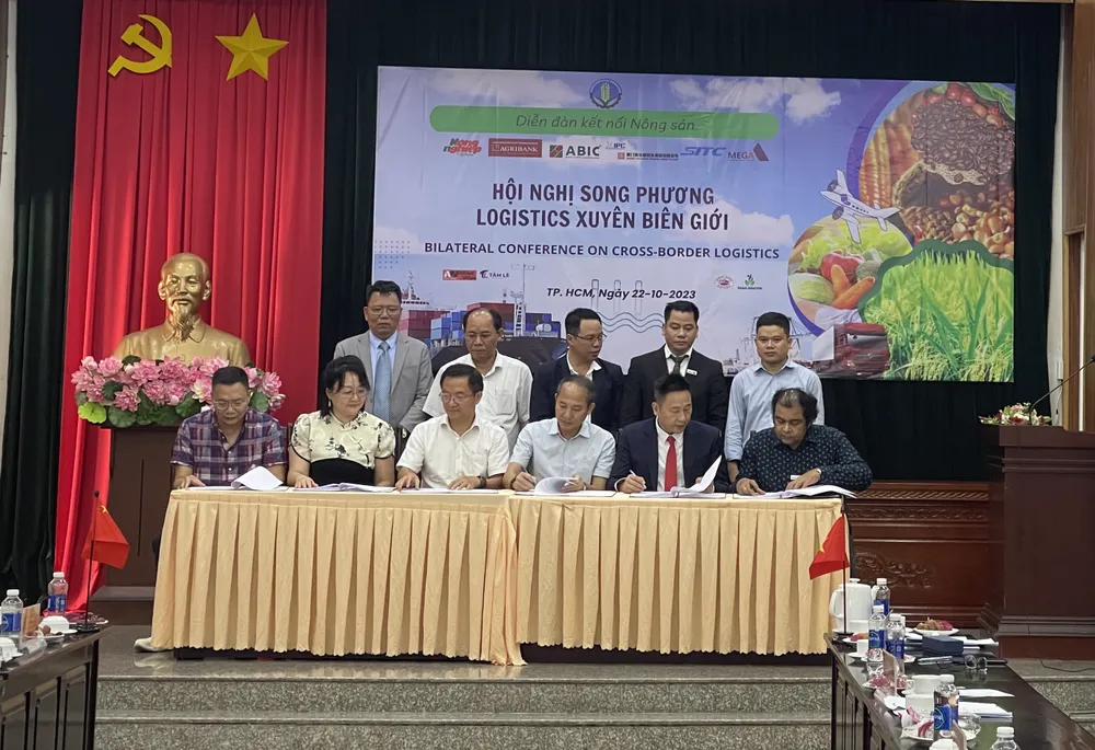 Các doanh nghiệp trong và ngoài nước ký kết xây dựng logistics xuyên biên giới