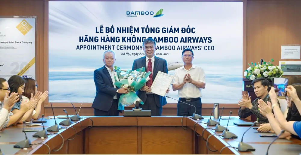 Tân Tổng Giám đốc Bamboo Airways Lương Hoài Nam (giữa) nhận Quyết định bổ nhiệm từ Chủ tịch HĐQT Bamboo Airways Lê Thái Sâm (ngoài cùng bên phải) và Phó Chủ tịch Thường trực HĐQT Phan Đình Tuệ