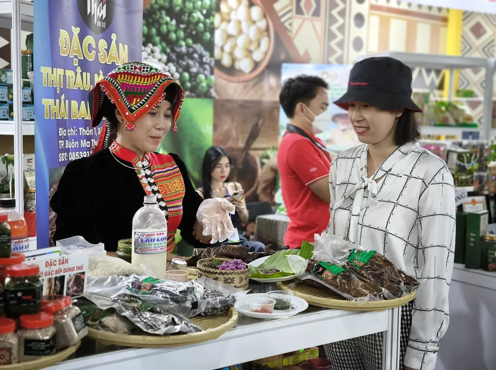 Nhiều sản phẩm OCOP từ các địa phương tham dự. Ảnh: HOÀNG HÙNG