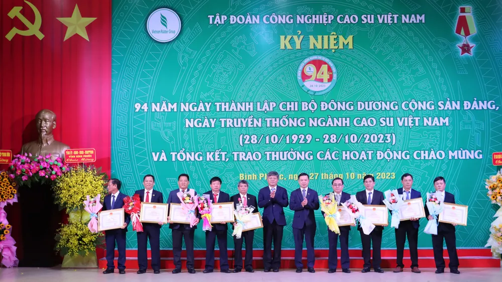 Tặng bằng khen cho các tập thể, cá nhân