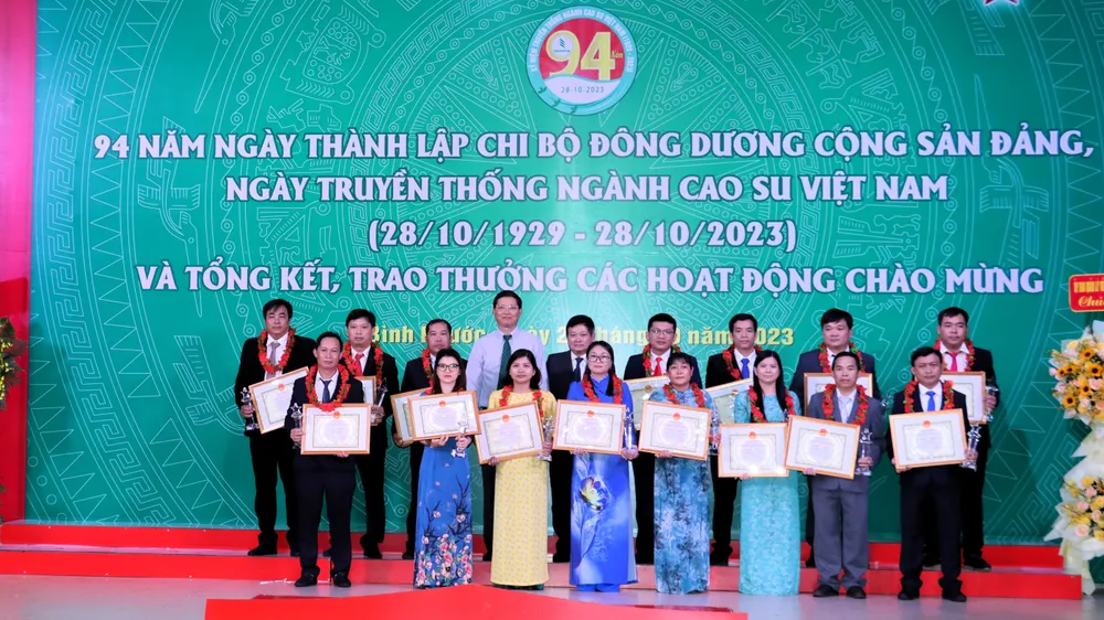 Các tập thể, cá nhân nhận bằng khen