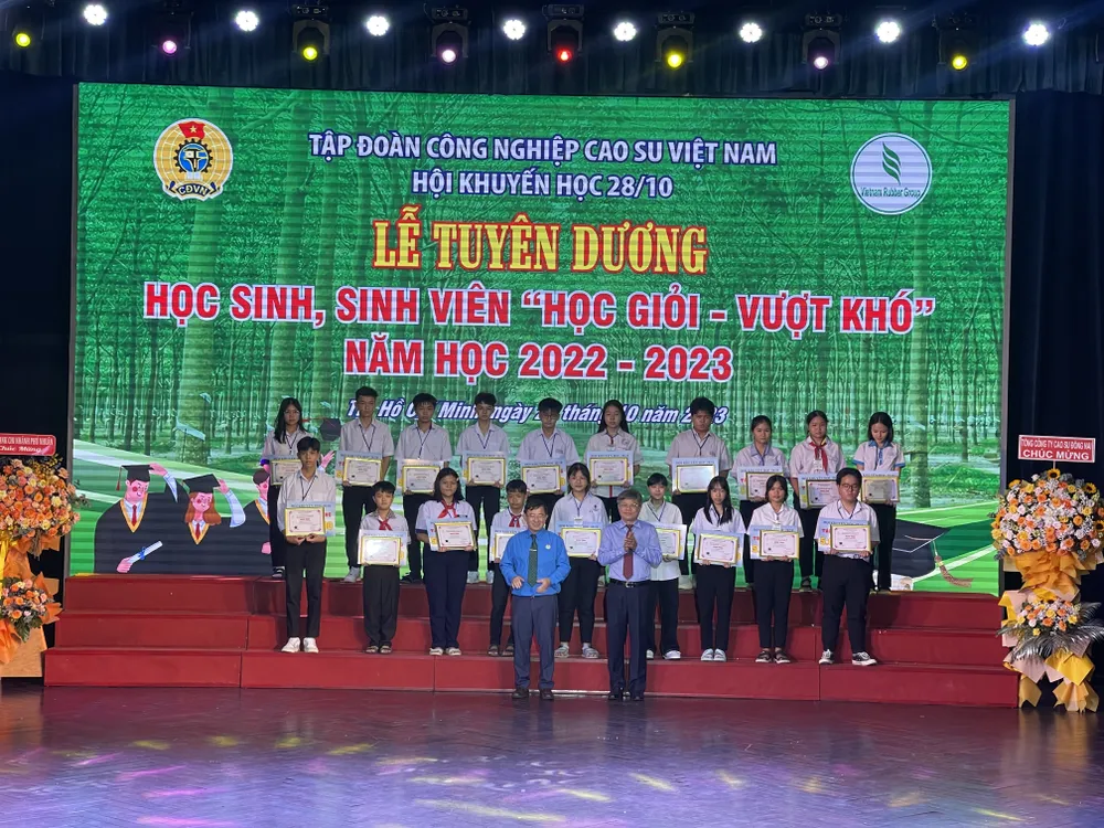 Hơn 600 học sinh, sinh viên được học bổng Hơn 600 học sinh, sinh viên được học bổng