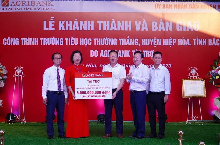 Phó Tổng Giám đốc Agribank Đồng chí Tô Đình Tơn trao biển tượng trưng công trình trường học cho đại diện Ban Giám hiệu nhà trường Phó Tổng Giám đốc Agribank Đồng chí Tô Đình Tơn trao biển tượng trưng công trình trường học cho đại diện Ban Giám hiệu nhà trường