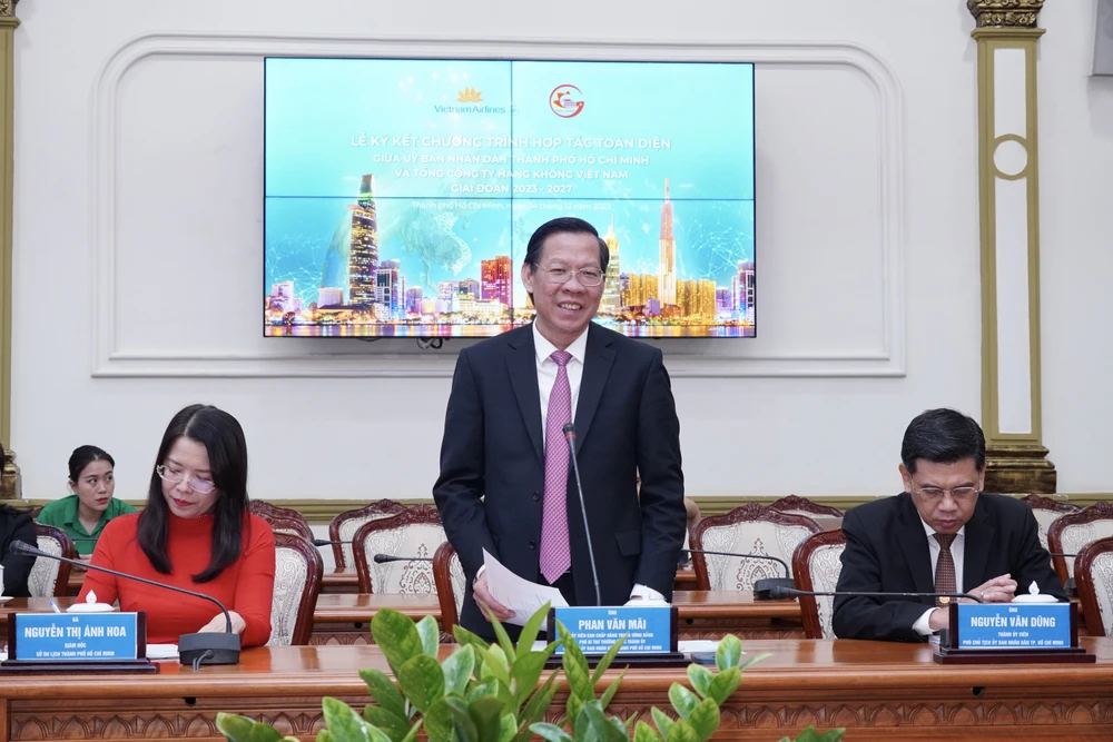 Chủ tịch UBND TPHCM Phan Văn Mãi phát biểu lễ ký kết. Ảnh: Hoàng Hùng 6hh00417-dong-chi-phan-van-mai-chu-tich-ubnd-tphcm-phat-bieu-anh-hoang-hung-9291.jpg
