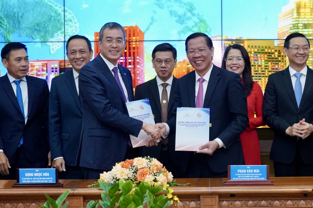 UBND TPHCM và Vietnam Airlines ký kết Chương trình hợp tác toàn diện giai đoạn 2023 – 2027. Ảnh: HOÀNG HÙNG 6hh00489-dong-chi-phan-van-mai-chu-tich-ubnd-tphcm-va-ong-dang-ngoc-hoa-chu-tich-hdqt-tong-cong-ty-hang-khong-viet-nam-ky-ket-chuong-trinh-hop-tac-anh-hoang-hung-8729.jpg