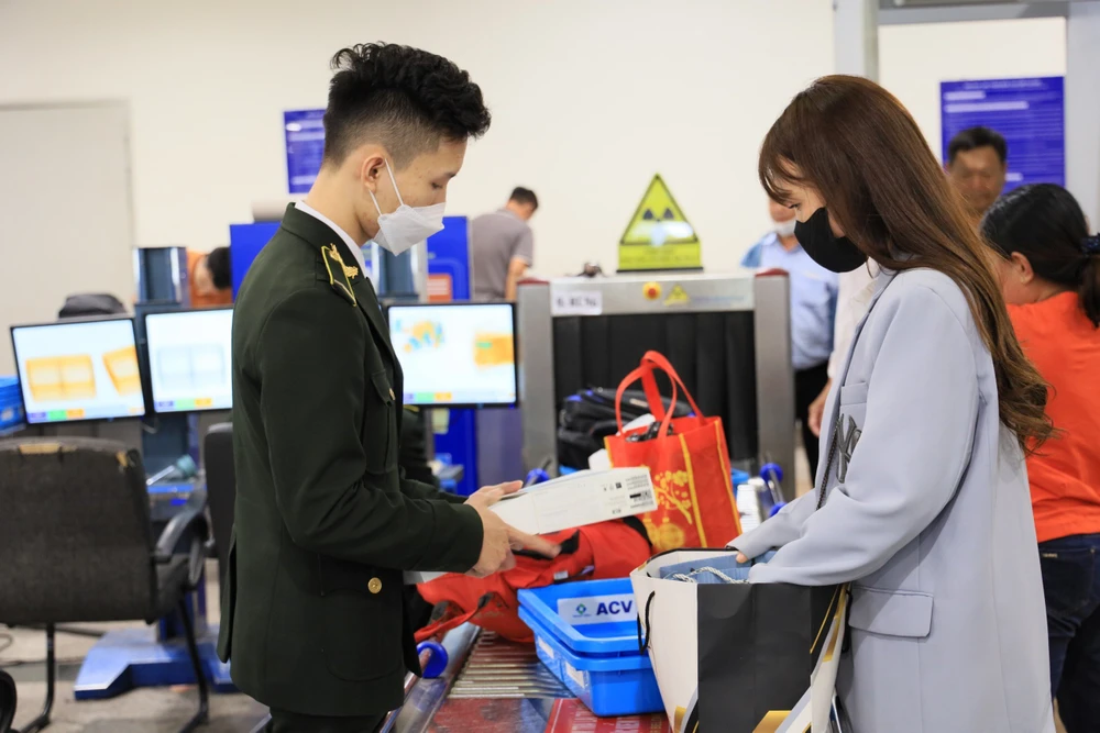 Nhân viên an ninh soi chiếu đang kiểm tra hành lý b8e36c52299f81c1d88e-4524.jpg